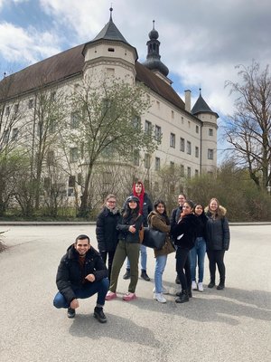 3FA (SJ 21/22) vor dem Schloss Hartheim