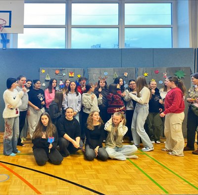 Schüler:innen bei der Fotostation