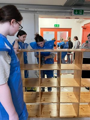 Schülerinnen und Schüler (4Ha) bauen für die Schule ein Tauschregal.