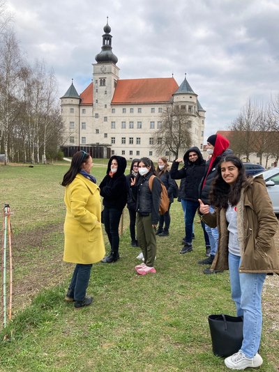 Klasse 3Fa (SJ 21/22) vor dem Schloss Harheitm