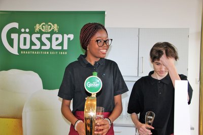 SchülerInnen beim Bier zapfen