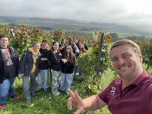 Klasse 3Fa im Weinberg mit dem Winzer Gmeiner